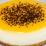 Un cheesecake cremoso y refrescante que combina lo dulce y ácido del maracuyá, perfecto para cualquier ocasión.