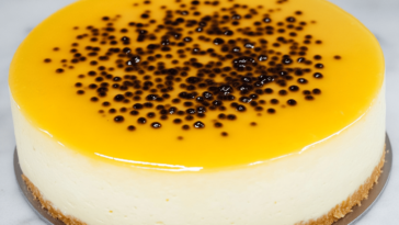 Un cheesecake cremoso y refrescante que combina lo dulce y ácido del maracuyá, perfecto para cualquier ocasión.