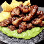 Descubre la deliciosa fusión de sabores en este chicharrón de rib-eye, perfecto para cualquier ocasión.