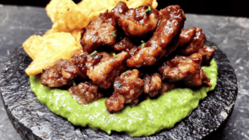 Descubre la deliciosa fusión de sabores en este chicharrón de rib-eye, perfecto para cualquier ocasión.