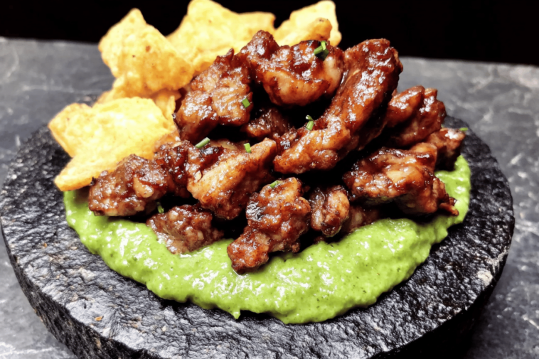 Descubre la deliciosa fusión de sabores en este chicharrón de rib-eye, perfecto para cualquier ocasión.