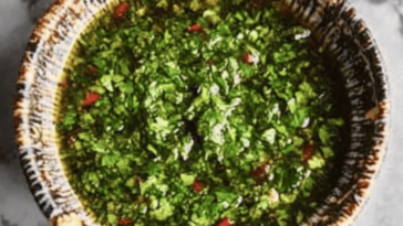 Un clásico argentino que realza cualquier asado con su frescura y sabor irresistible.