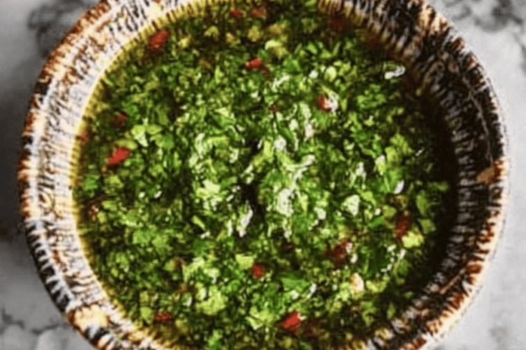 Un clásico argentino que realza cualquier asado con su frescura y sabor irresistible.