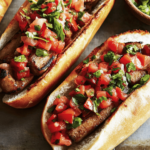 Disfruta de un auténtico choripán argentino, perfecto para cualquier parrillada o reunión social.