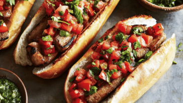 Disfruta de un auténtico choripán argentino, perfecto para cualquier parrillada o reunión social.