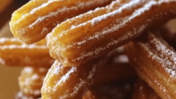 Los churros caseros son un delicioso postre perfecto para compartir en cualquier ocasión.