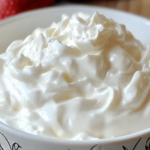 La crema chantilly es perfecta para dar un toque especial a tus postres.