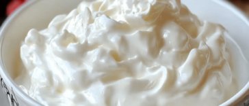 La crema chantilly es perfecta para dar un toque especial a tus postres.
