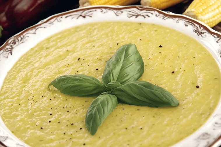 Deliciosa crema de calabaza y elote, perfecta para reconfortar el alma en días frescos.