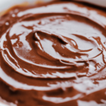 Descubre el placer de una deliciosa crema pastelera de chocolate que elevará tus postres al siguiente nivel.