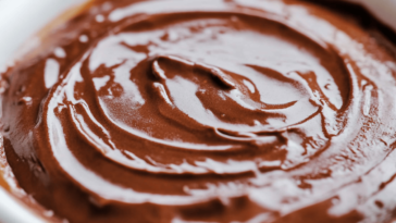 Descubre el placer de una deliciosa crema pastelera de chocolate que elevará tus postres al siguiente nivel.