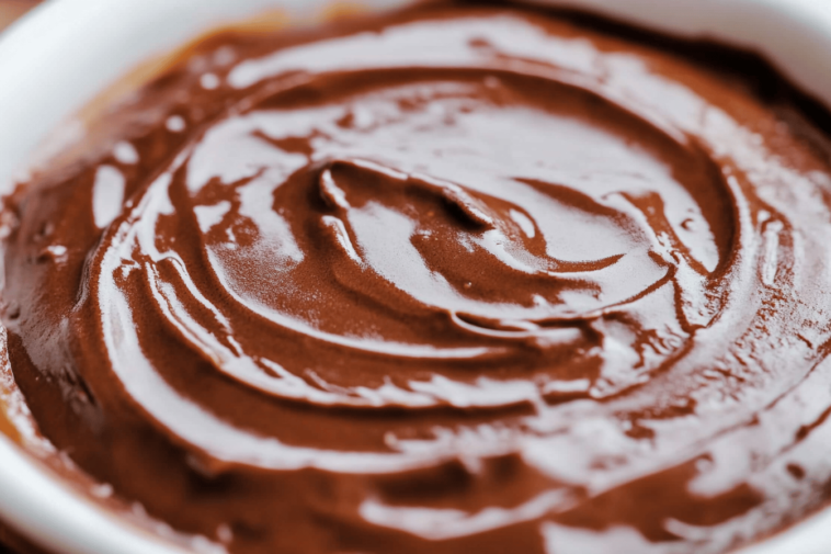 Descubre el placer de una deliciosa crema pastelera de chocolate que elevará tus postres al siguiente nivel.