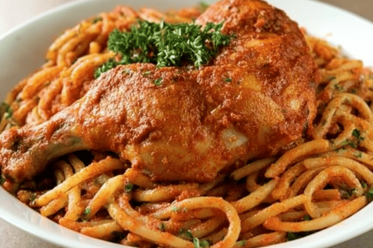 Disfruta de unos tallarines rojos con pollo y una deliciosa papa a la huancaína, un clásico peruano.