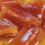 El dulce de mamón es una delicia tradicional que combina el sabor de la fruta con un toque de vainilla.