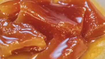 El dulce de mamón es una delicia tradicional que combina el sabor de la fruta con un toque de vainilla.