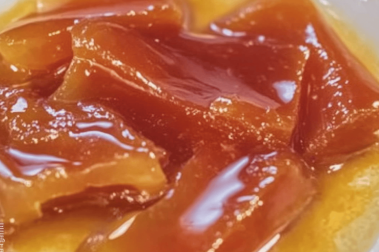 El dulce de mamón es una delicia tradicional que combina el sabor de la fruta con un toque de vainilla.