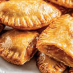 Deliciosas empanadas dulces que combinan la textura de la masa con el sabor de la cajeta.