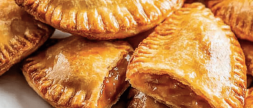 Deliciosas empanadas dulces que combinan la textura de la masa con el sabor de la cajeta.