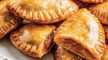 Deliciosas empanadas dulces que combinan la textura de la masa con el sabor de la cajeta.