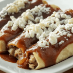 Las enfrijoladas son un platillo tradicional lleno de sabor y muy reconfortante para cualquier desayuno.