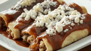 Las enfrijoladas son un platillo tradicional lleno de sabor y muy reconfortante para cualquier desayuno.