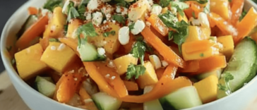 Disfruta de una deliciosa ensalada fresca con un toque picante y tropical.