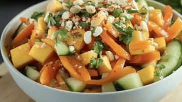 Disfruta de una deliciosa ensalada fresca con un toque picante y tropical.