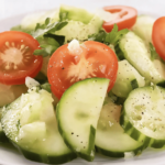 Disfruta de una fresca y deliciosa ensalada de pepino y tomate perfecta para el verano.