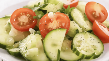 Disfruta de una fresca y deliciosa ensalada de pepino y tomate perfecta para el verano.