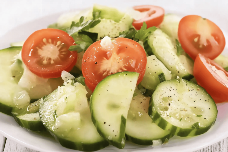 Disfruta de una fresca y deliciosa ensalada de pepino y tomate perfecta para el verano.
