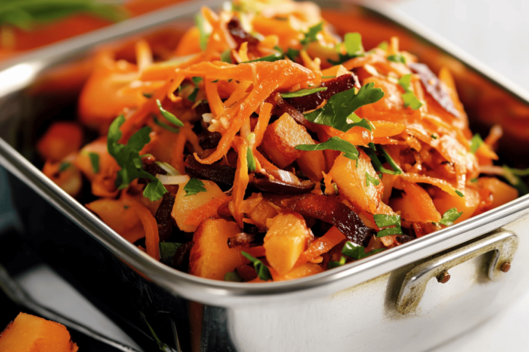 Descubre una ensalada vibrante y llena de nutrientes que alegrará tus comidas.