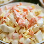 Disfruta de una deliciosa ensalada de surimi, ideal para acompañar tus tostadas y sorprender a tus invitados.