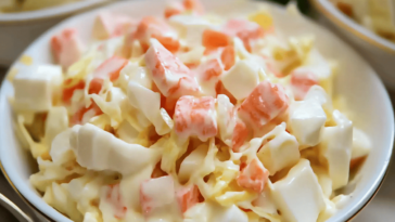Disfruta de una deliciosa ensalada de surimi, ideal para acompañar tus tostadas y sorprender a tus invitados.