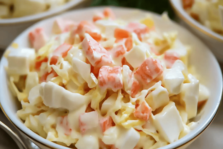 Disfruta de una deliciosa ensalada de surimi, ideal para acompañar tus tostadas y sorprender a tus invitados.