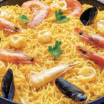 La fideuá es un plato tradicional de la Comunidad Valenciana, ideal para disfrutar en buena compañía.