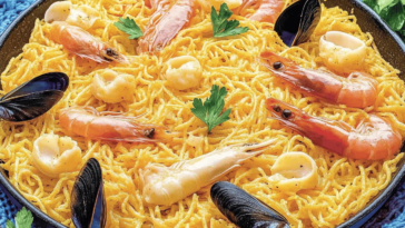 La fideuá es un plato tradicional de la Comunidad Valenciana, ideal para disfrutar en buena compañía.