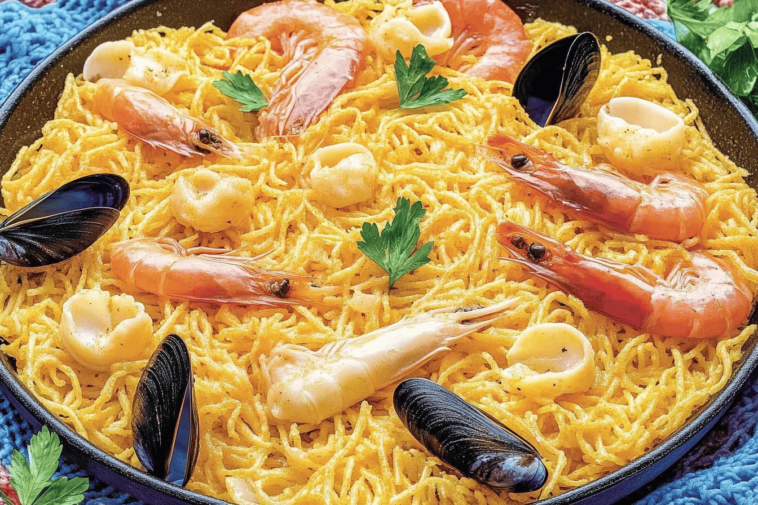 La fideuá es un plato tradicional de la Comunidad Valenciana, ideal para disfrutar en buena compañía.