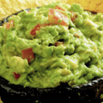 El guacamole casero es un platillo fresco y delicioso que complementa cualquier comida o reunión.