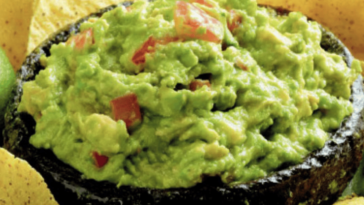 El guacamole casero es un platillo fresco y delicioso que complementa cualquier comida o reunión.