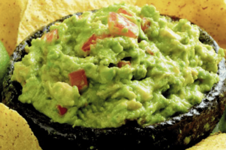 El guacamole casero es un platillo fresco y delicioso que complementa cualquier comida o reunión.