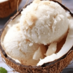 El helado de coco casero es refrescante y perfecto para disfrutar en cualquier ocasión.