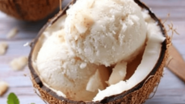El helado de coco casero es refrescante y perfecto para disfrutar en cualquier ocasión.