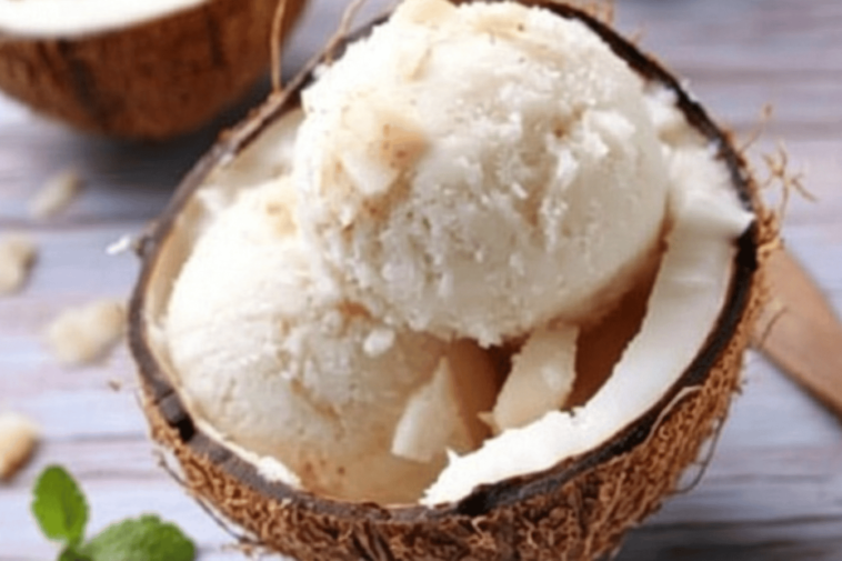 El helado de coco casero es refrescante y perfecto para disfrutar en cualquier ocasión.
