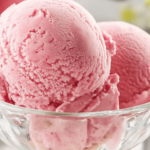 Este delicioso helado de fresa es perfecto para refrescarte en un día caluroso.
