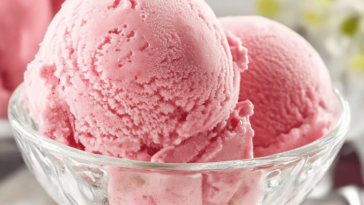 Este delicioso helado de fresa es perfecto para refrescarte en un día caluroso.