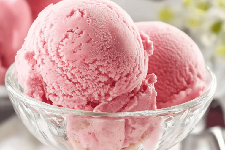 Este delicioso helado de fresa es perfecto para refrescarte en un día caluroso.