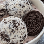 El helado de Oreo casero es una deliciosa y fácil opción para disfrutar en cualquier momento.