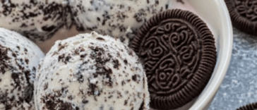 El helado de Oreo casero es una deliciosa y fácil opción para disfrutar en cualquier momento.
