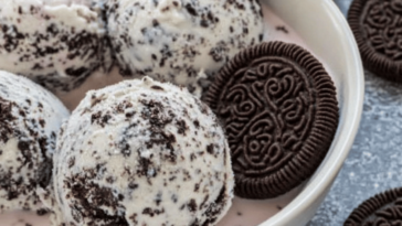 El helado de Oreo casero es una deliciosa y fácil opción para disfrutar en cualquier momento.