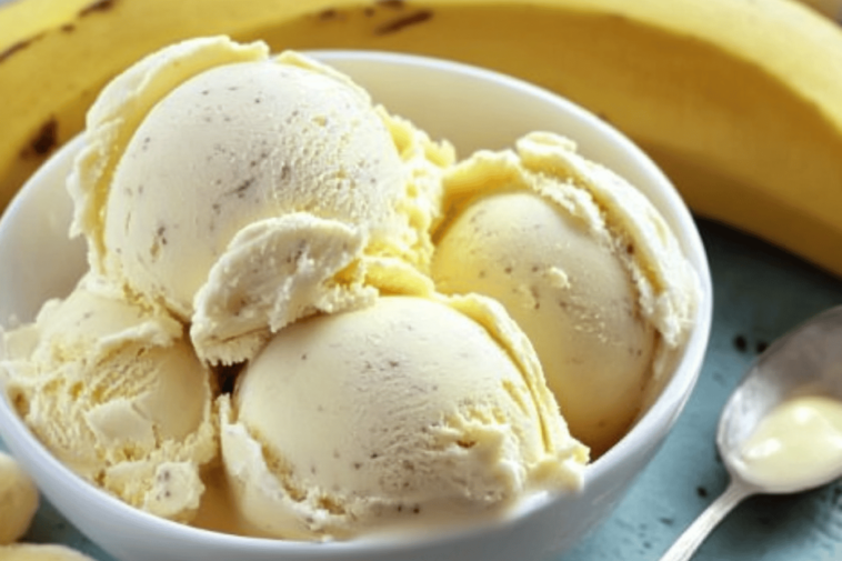 El helado de plátano es un postre delicioso, saludable y fácil de preparar en casa.